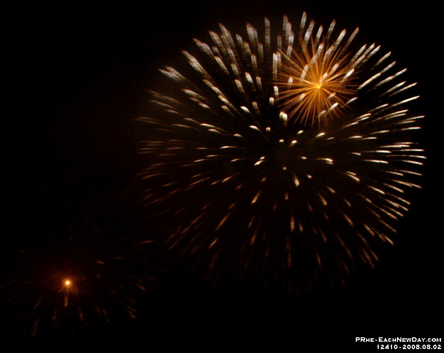 12410CrLe - Canada's display, International Fireworks Competition, Montmorency Falls